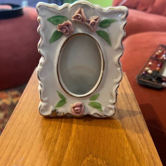 Vintage 3x4 in Picture Frame with 2x2.5 oval picture White with Pink roses - Picture 1 of 3